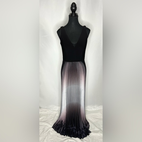 Gorgeous David’s Bridal gown size 10 - Picture 1 of 6